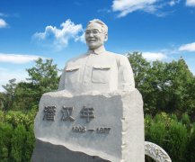 瞻仰潘汉年雕像：追寻英雄足迹