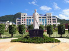 鲁迅雕像：一代文豪的精神印记