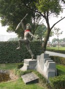 神笔永铸：一座纪念碑里的东方童话密码